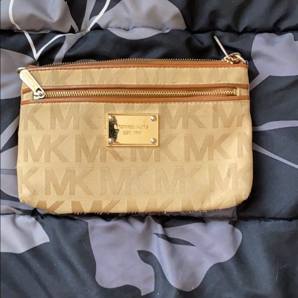 Used Micheal Kors Wristlet
